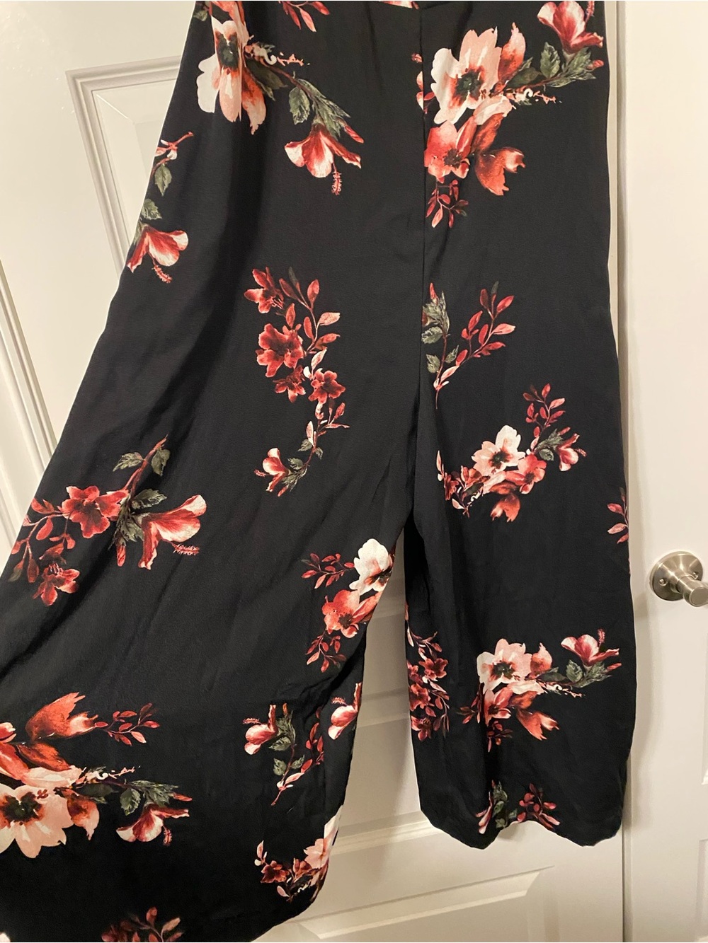 Elegant Black Floral Jumpsuit - Picture 2 of 4